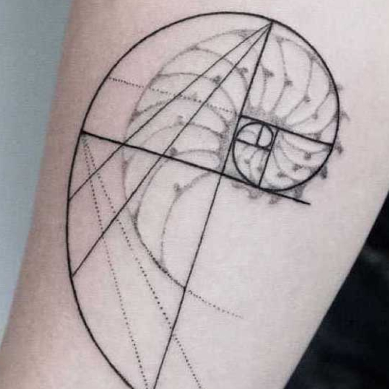 Tatuagem geometrica masculina 