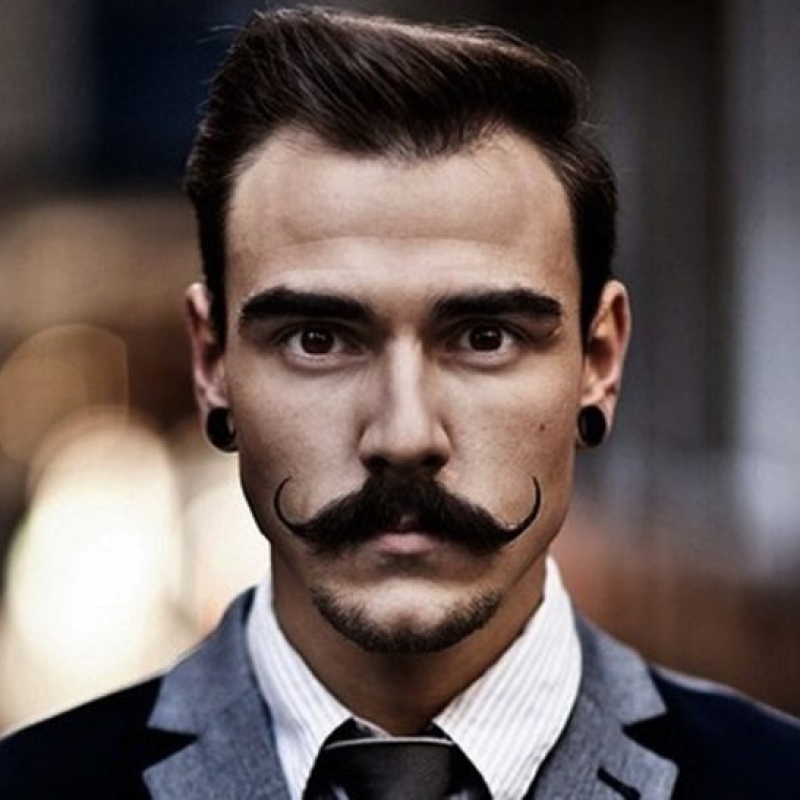 bigode curvado