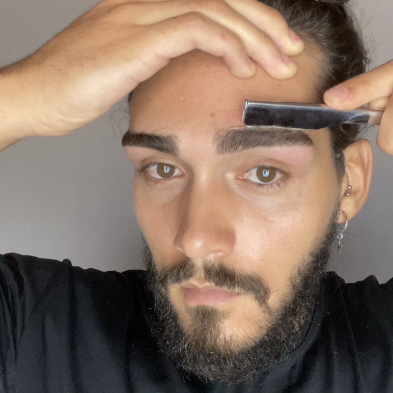 sobrancelha masculina