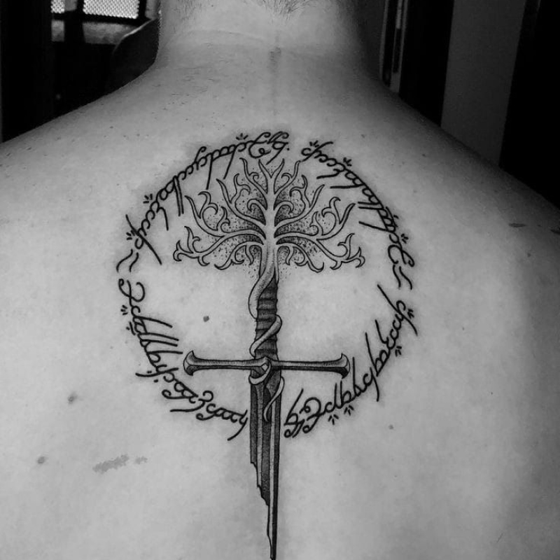 tatuagem masculina nas costas 