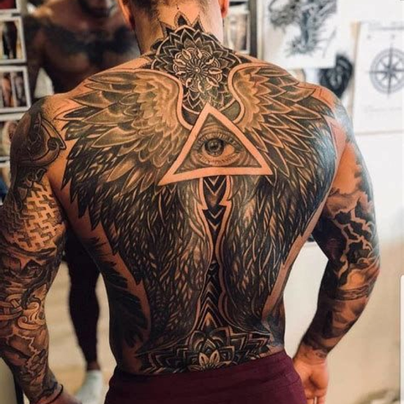 tatuagem masculina nas costas 