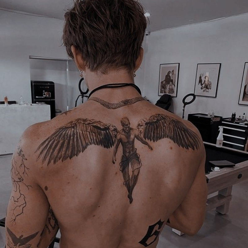 tatuagem masculina nas costas 