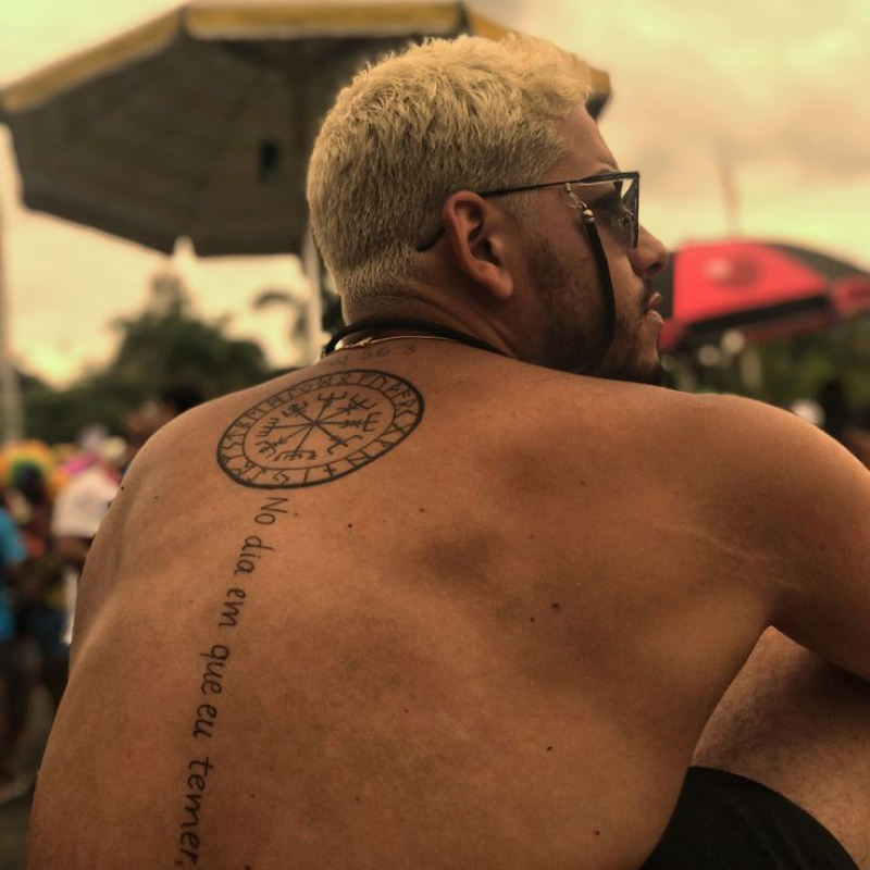 tatuagem masculina nas costas 