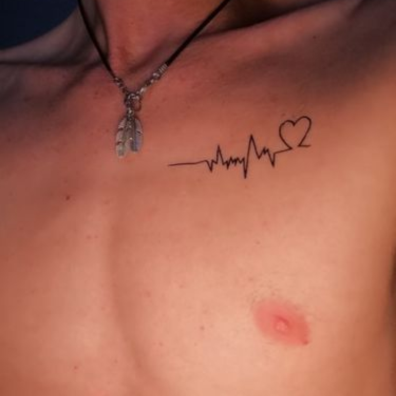 tatuagem masculina no peito