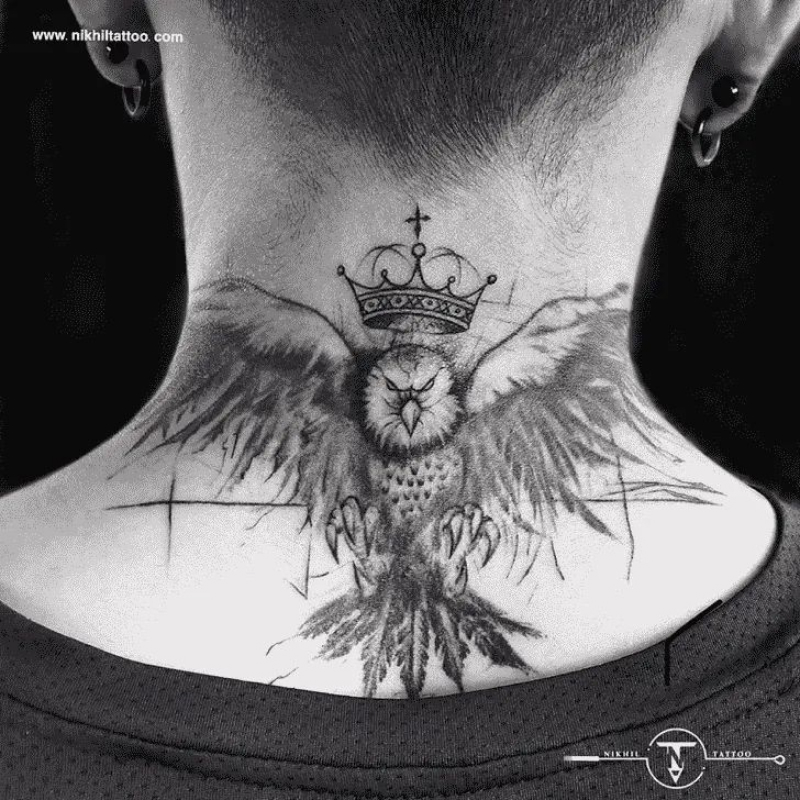 tatuagem masculina no pescoço 