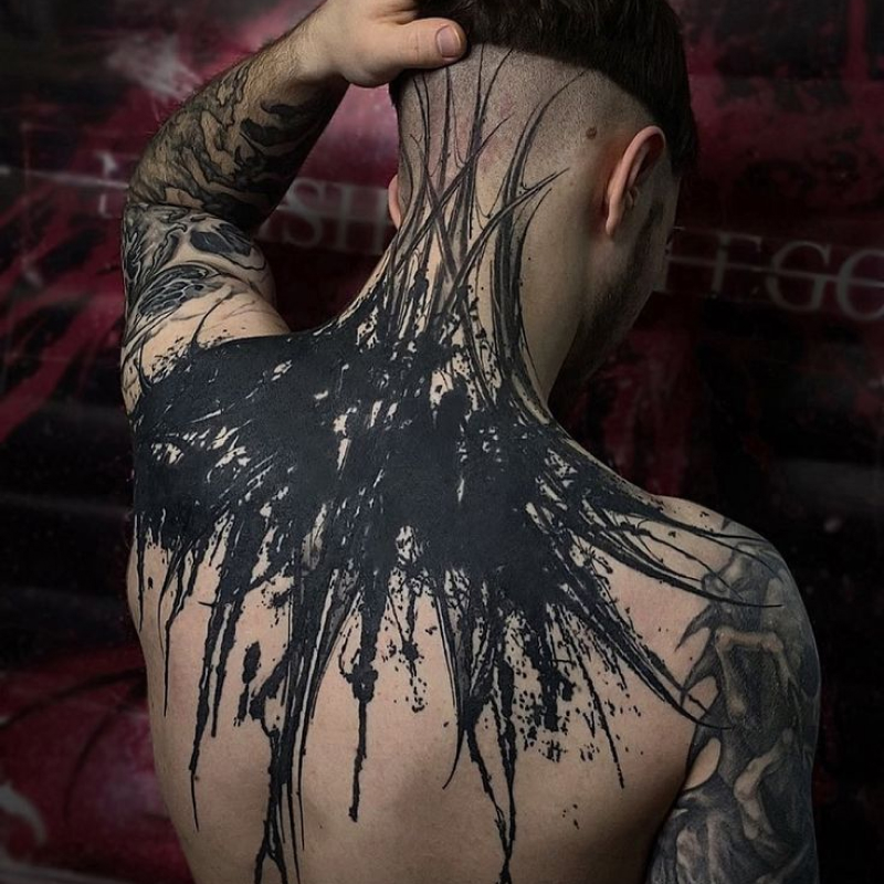 tatuagem masculina no pescoço 