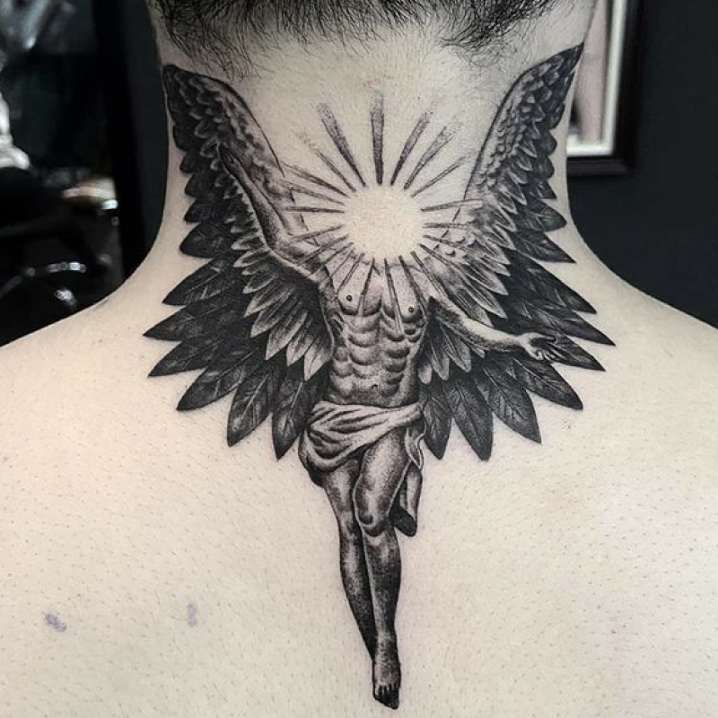 tatuagem masculina no pescoço 