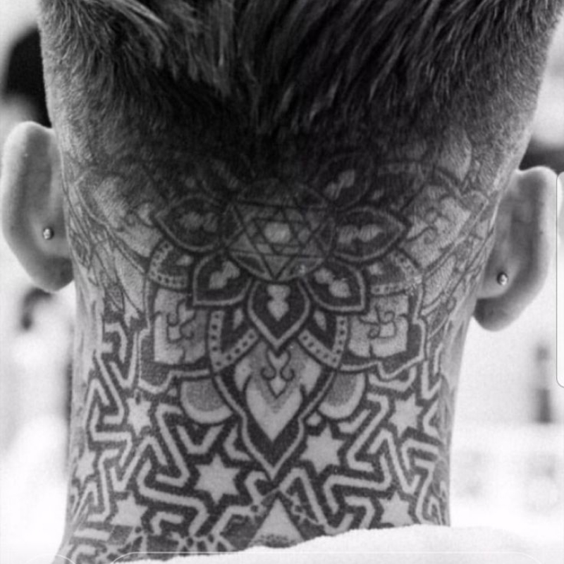 tatuagem masculina no pescoço 