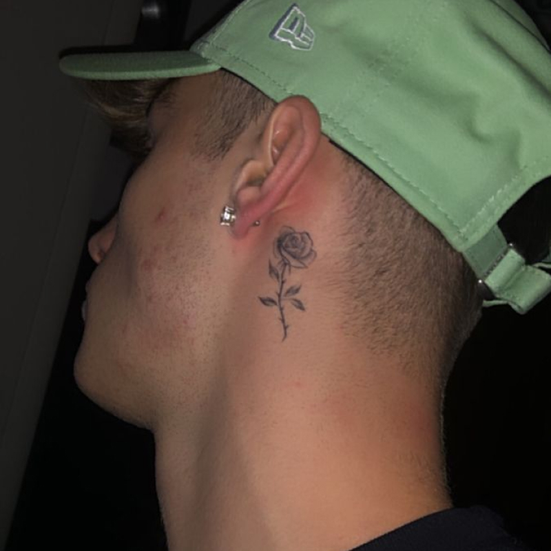 tatuagem masculina no pescoço 