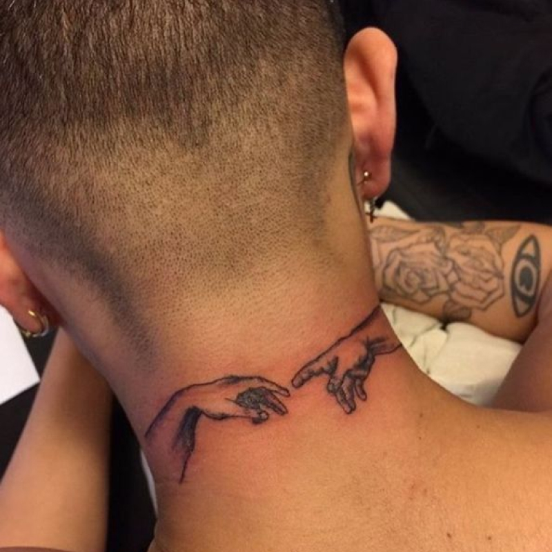 tatuagem masculina na nuca