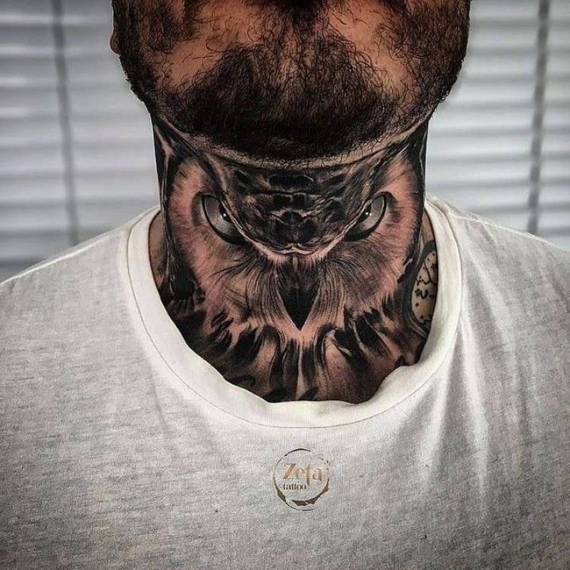tatuagem masculina no pescoço 