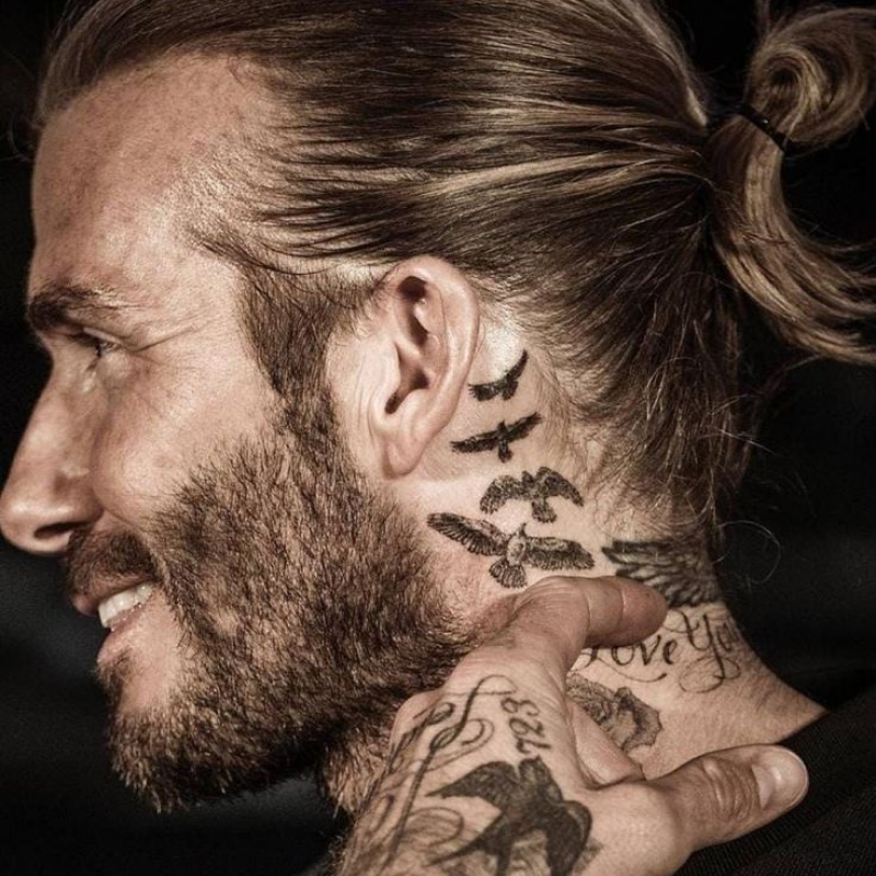 tatuagem masculina no pescoço 