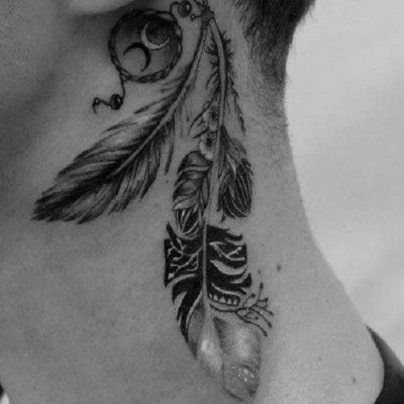tatuagem masculina no pescoço 
