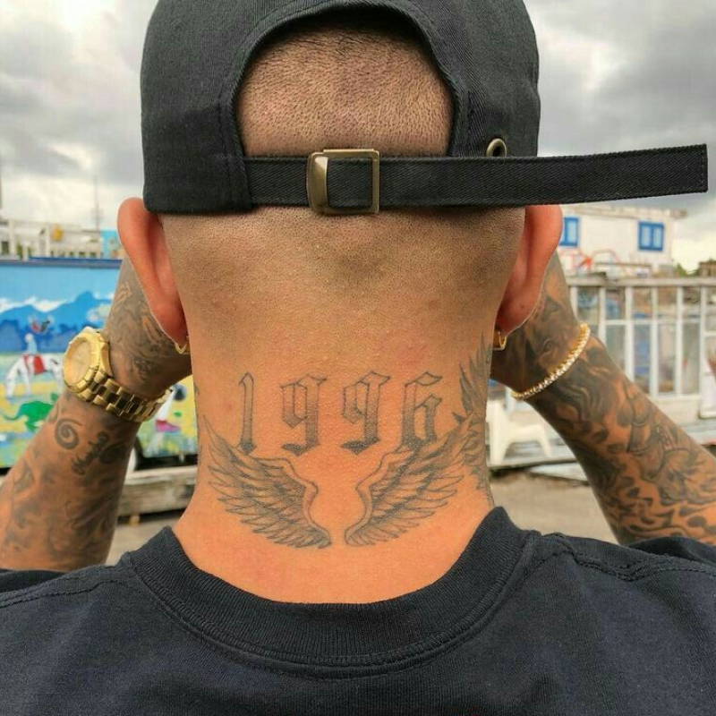 tatuagem masculina no pescoço 