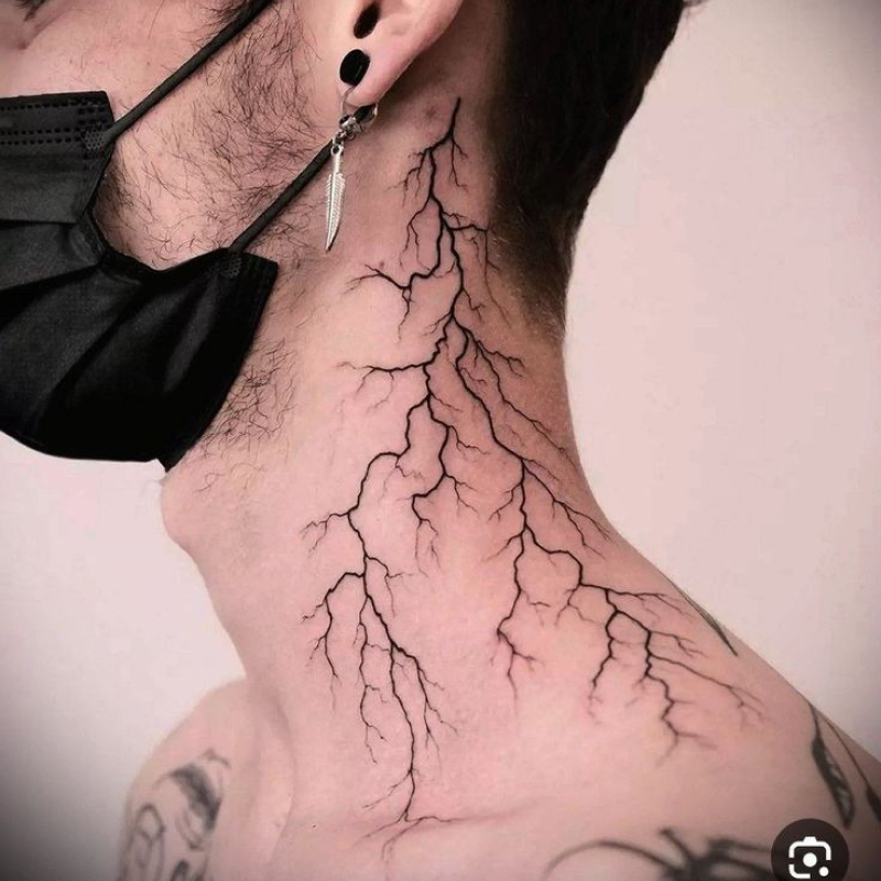 tatuagem masculina no pescoço 
