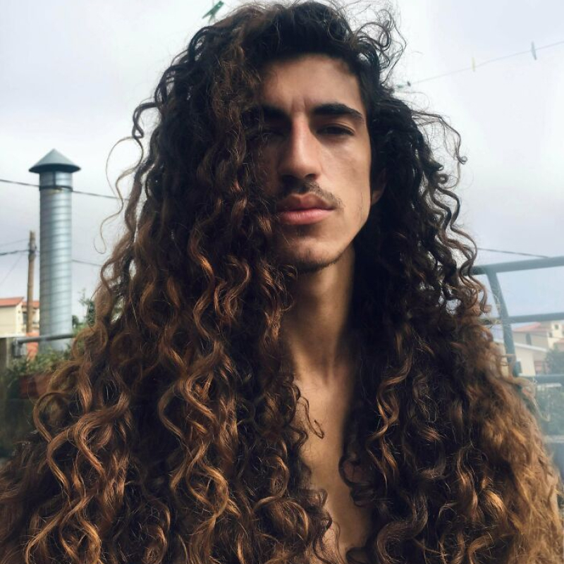 cabelo grande cacheado masculino 