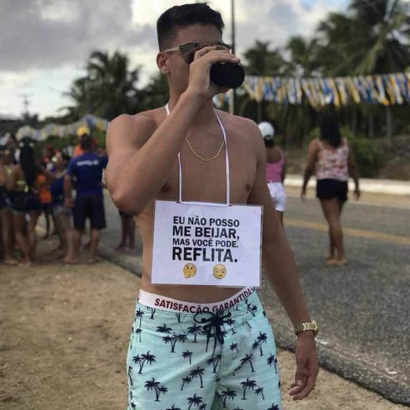 Fantasia Carnaval Masculina com plaquinha