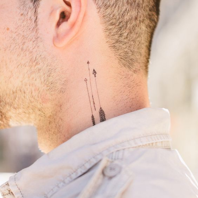 Tatuagem masculina minimalista