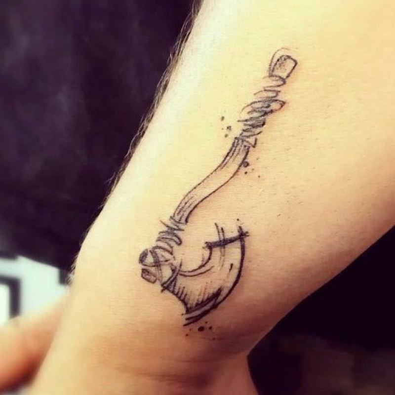 Tatuagem masculina minimalista