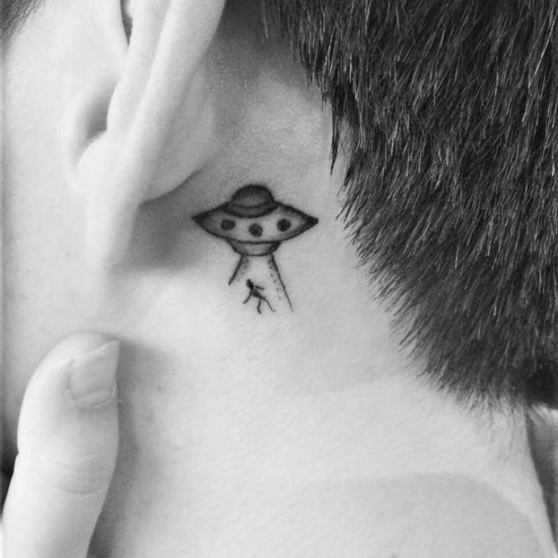 Tatuagem masculina minimalista