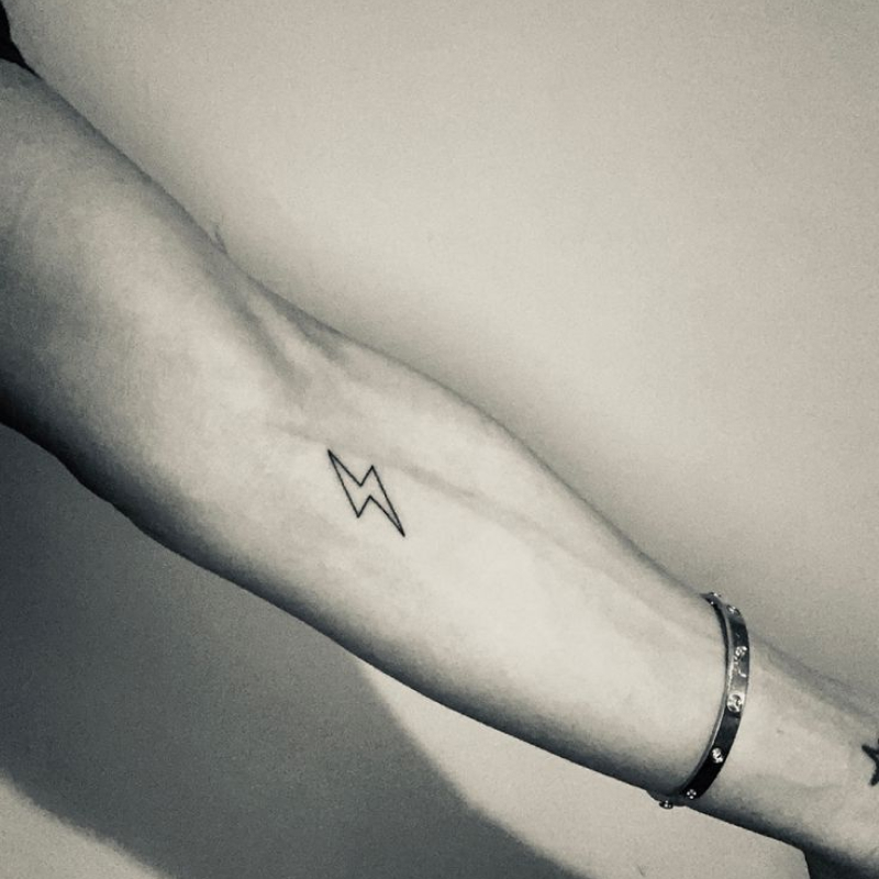 Tatuagem masculina minimalista