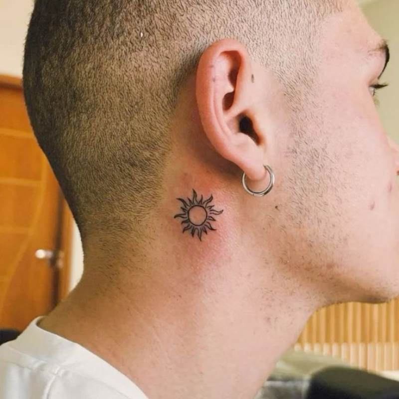 Tatuagem masculina minimalista