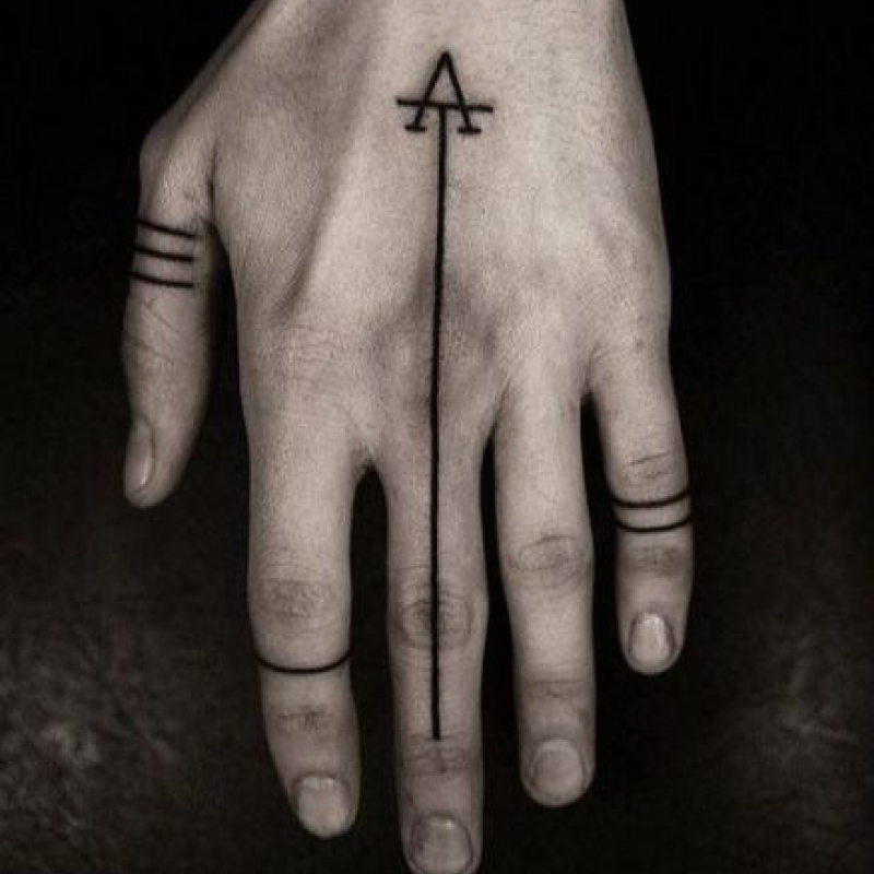 Tatuagem masculina minimalista