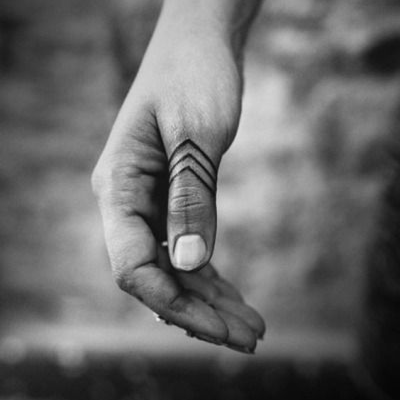 Tatuagem masculina minimalista