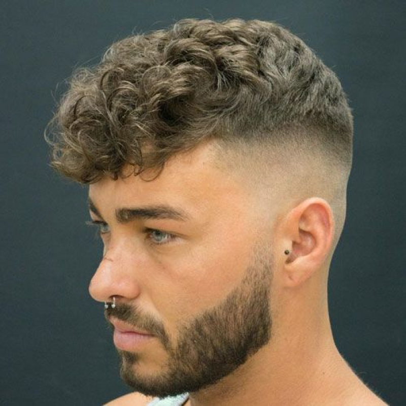 undercut masculino cacheado