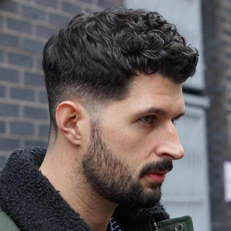 undercut masculino cacheado