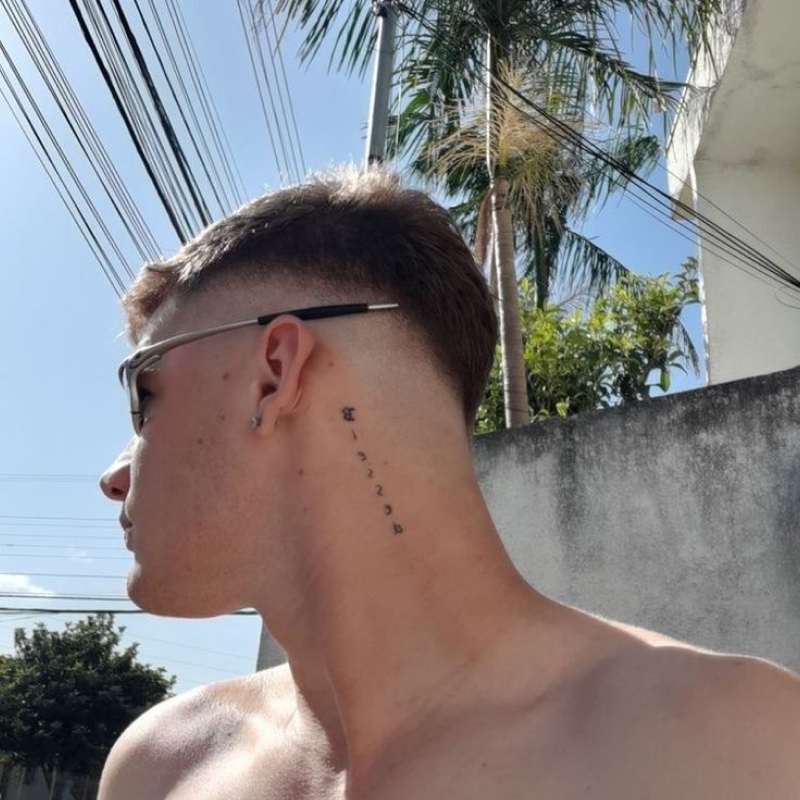 Tatuagem Atrás da Orelha Masculina