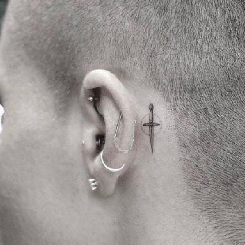 Tatuagem Atrás da Orelha Masculina