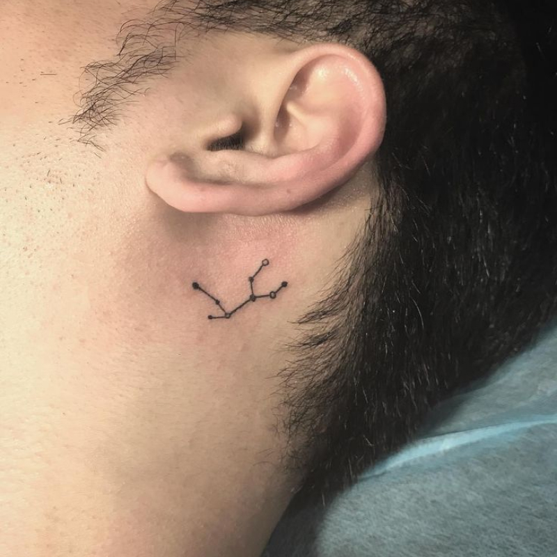 Tatuagem Atrás da Orelha Masculina