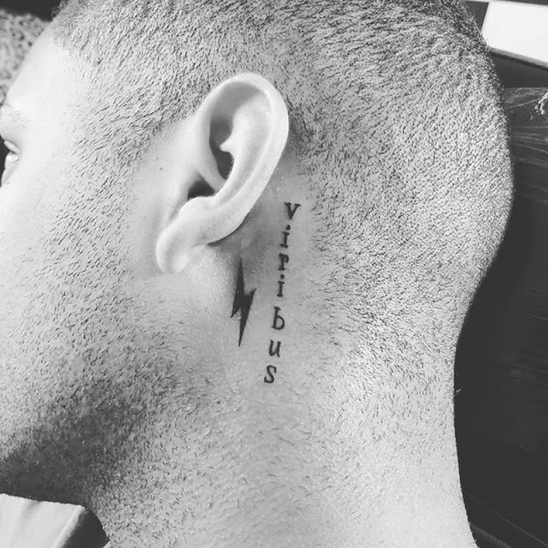 Tatuagem Atrás da Orelha Masculina