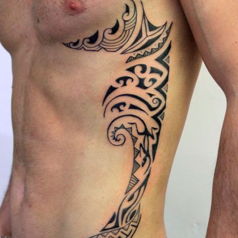 tatuagem na costela masculina tribal 