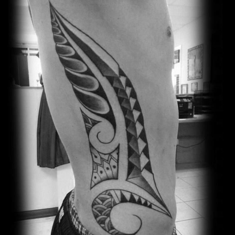 tatuagem na costela masculina tribal 