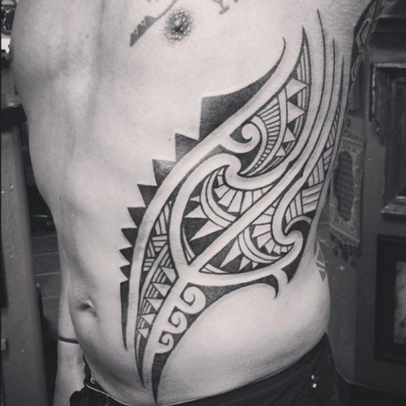 tatuagem na costela masculina tribal 