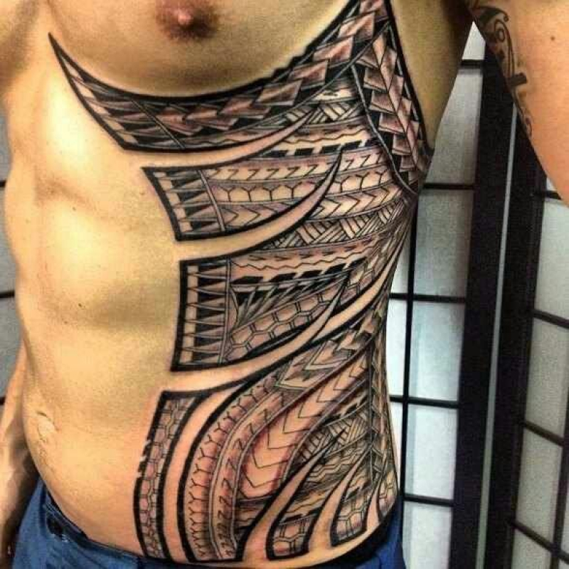 tatuagem na costela masculina tribal 
