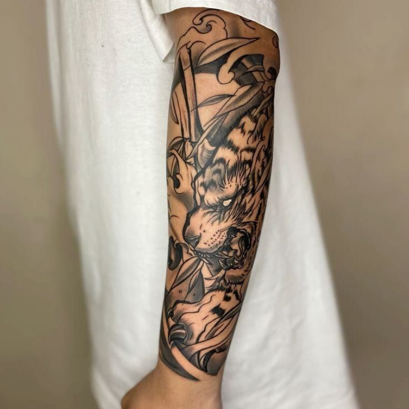 Tatuagem no braço masculina