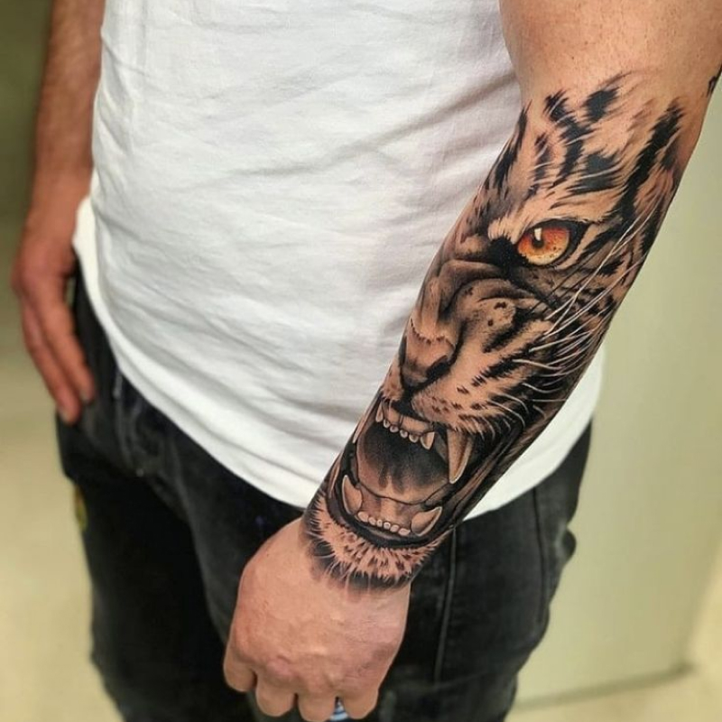 Tatuagem no braço masculina
